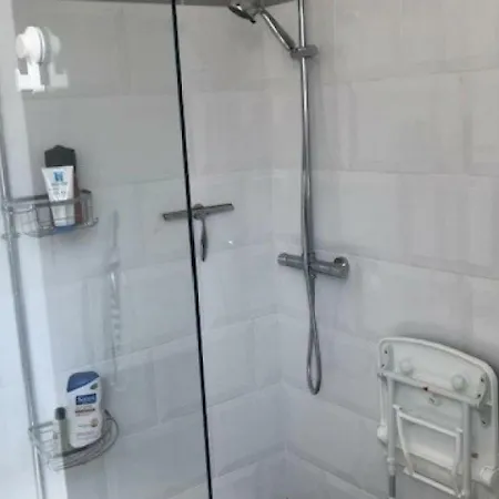 Ensemble Pour 6 Personnes Avec 3 Chambres Entierement Refait A Neuf - Norme Handicape